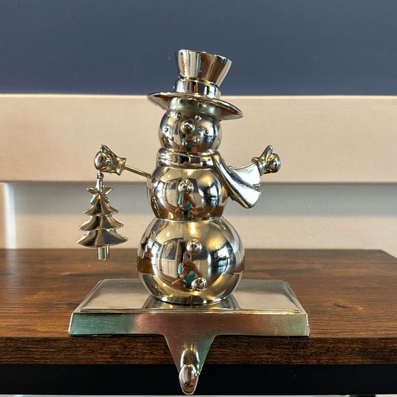 METAL SNOWMAN HOLDING CHRISTMAS TREE CHRISTMAS STOCKING HOLDER - - Picture 1 of 5